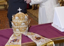 Papież Franciszek otrzymał tiarę