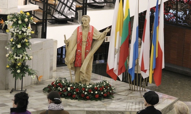 Św. Andrzej Bobola oraz św. Stanisław Kostka są drugorzędnymi patronami Polski. Głównymi patronami są: NMP Królowa Polski oraz święci biskupi-męczennicy: Stanisław i Wojciech