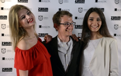 Główni bohaterowie filmu (od lewej): Weronika Kwiecień - Paula, Łukasz Dulęba, filmowy Seba, i Klaudia Orzechowska - Julia