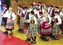 Polonez w wykonaniu uczestników i pracowników Warsztatów Terapii Zajęciowej.