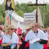 Ks. Mikołaj Szczygieł i Irena Papla z łagiewnickimi pielgrzymami.