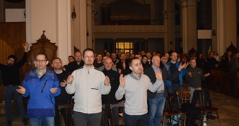 Same chłopy w kościele