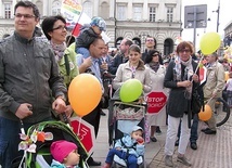 ◄	W Marszu uczestniczyło wiele rodzin.