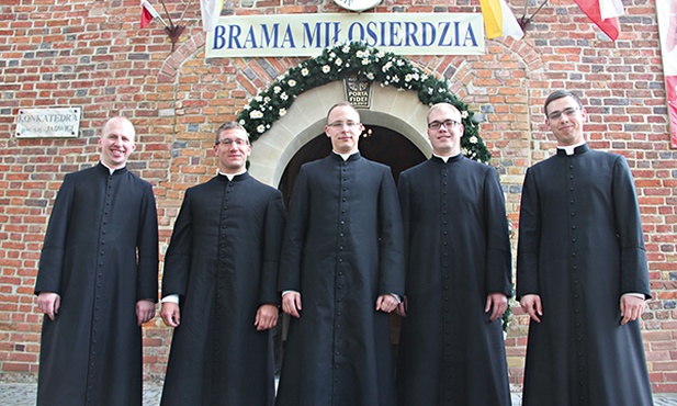 Diakoni przy Bramie Miłosierdzia w zielonogórskiej konkatedrze. Na zdjęciu  (od lewej): dk. Mateusz Szerwiński, dk. Wojciech Nowak, dk. Łukasz Sławiński, dk. Piotr Cupiał, dk. Krzysztof Batóg.