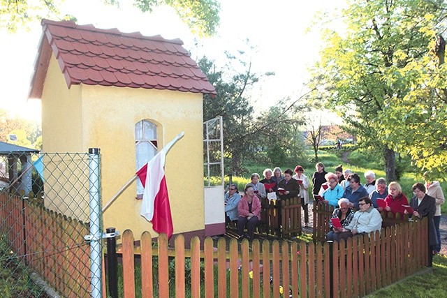 Rozśpiewane i rozmodlone towarzystwo nie zwraca uwagi na przejeżdżające pobliską drogą wielkie samochody, ciągnące do tutejszej betoniarni.