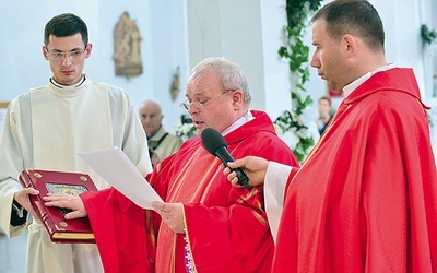 Ksiądz Jan Gargasewicz podczas składania przysięgi wierności  Bogu i Kościołowi.