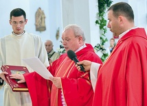 Ksiądz Jan Gargasewicz podczas składania przysięgi wierności  Bogu i Kościołowi.