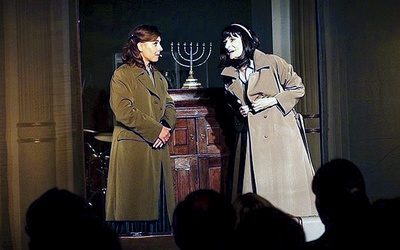 	Spektakl „Siostry Parry”, pierwszy we Wrocławiu musical żydowski, to jazzująco-swingująca opowieść o marzeniach, z piosenkami w języku polskim, angielskim i jidysz.