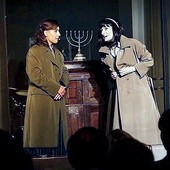 	Spektakl „Siostry Parry”, pierwszy we Wrocławiu musical żydowski, to jazzująco-swingująca opowieść o marzeniach, z piosenkami w języku polskim, angielskim i jidysz.
