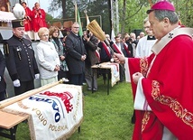 Po Eucharystii metropolita wrocławski poświęciłdwa nowe sztandaryzwiązków zawodowych „Solidarności” w MPWiK  oraz VOLVO.