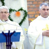 Duchowni ks. inf. Stanisław Pindera (z lewej) i ks. kan. Wiesław Lenartowicz stworzyli w naszej diecezji struktury  największej na świecie katolickiej organizacji charytatywnej.