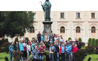 Na dziedzińcu sandomierskiego seminarium, przy figurze Dobrego Pasterza.