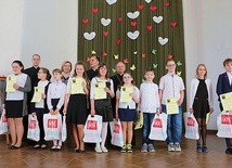 Laureaci z bp. Henrykiem Tomasikiem i organizatorami.