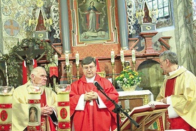 ◄	Uroczystości przewodniczył ks. prepozyt Jerzy Jurkiewicz. Z lewej ostatni diecezjalny proboszcz Zbyszyc ks. Józef Trela.