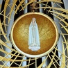 Figura MB Fatimskiej  w prezbiterium otoczona jest tzw. wirującym słońcem.