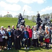 ▲	Pielgrzymi na Ostrowie Lednickim.