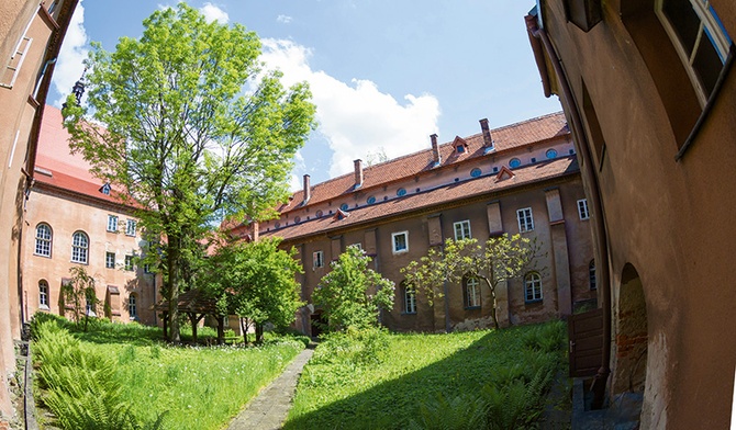 Utrzymanie i remont tego kolosa są nie lada wyzwaniem.