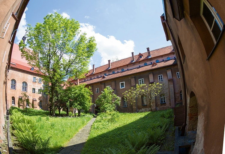 Utrzymanie i remont tego kolosa są nie lada wyzwaniem.