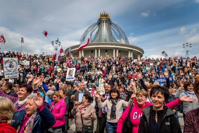 Konsekracja kościoła zbudowanego przez Rodzinę Radia Maryja