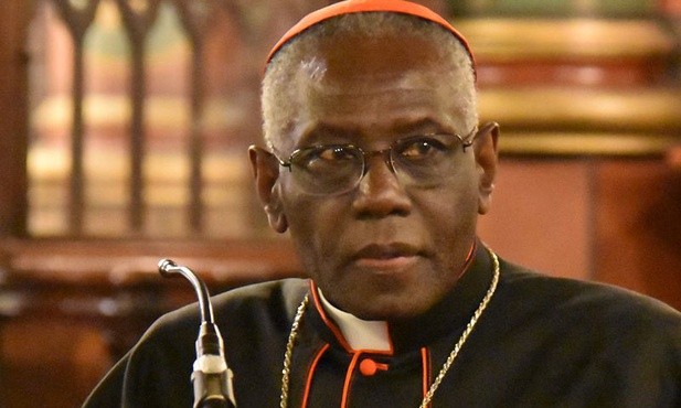 Kard. Sarah wzywa do odprawiania Mszy ad orientem