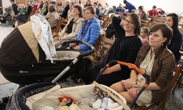 Kaplica przy sanktuarium św. Andrzeja Boboli na Mokotowie, zapełniła się mamami z dziećmi 