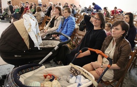 Kaplica przy sanktuarium św. Andrzeja Boboli na Mokotowie, zapełniła się mamami z dziećmi 