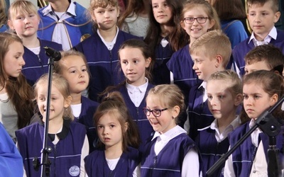 Piosenkę na rozpoczęcie festiwalu spiewali uczniowie ze skaryszewskich i okolicznych szkół