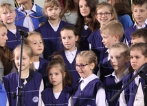 Piosenkę na rozpoczęcie festiwalu spiewali uczniowie ze skaryszewskich i okolicznych szkół