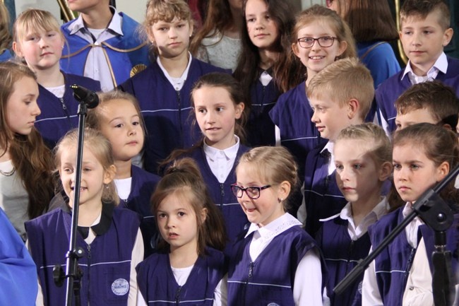 Piosenkę na rozpoczęcie festiwalu spiewali uczniowie ze skaryszewskich i okolicznych szkół