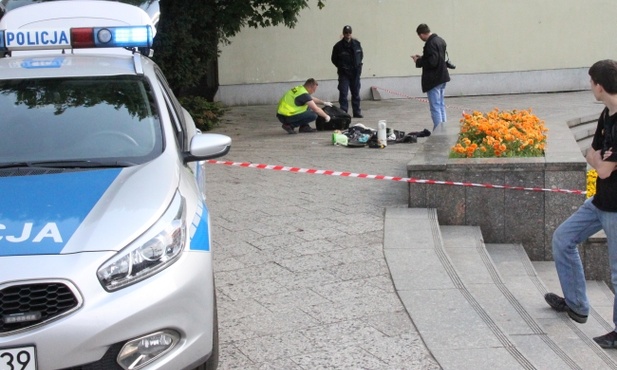 Alarm bombowy na pl. Dominikańskim