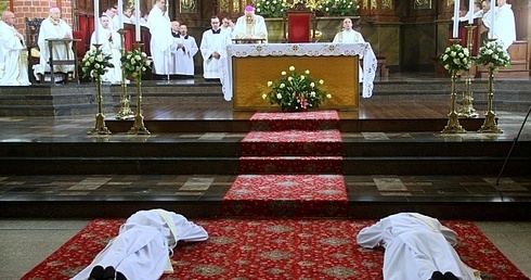 Bogatsi o dwóch kapłanów