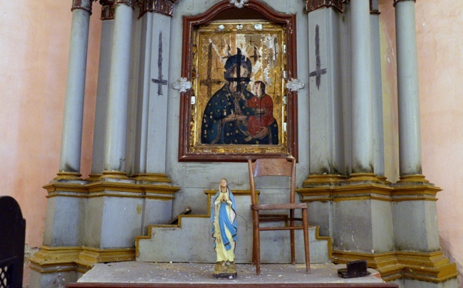 Wśród wielu szkód sprawca zniszczył obraz w ołtarzu głównym, kreśląc na nim satanistyczne odwrócone krzyże