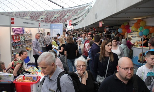 Stadionowe alejki nie mieściły miłośników dobrej literatury