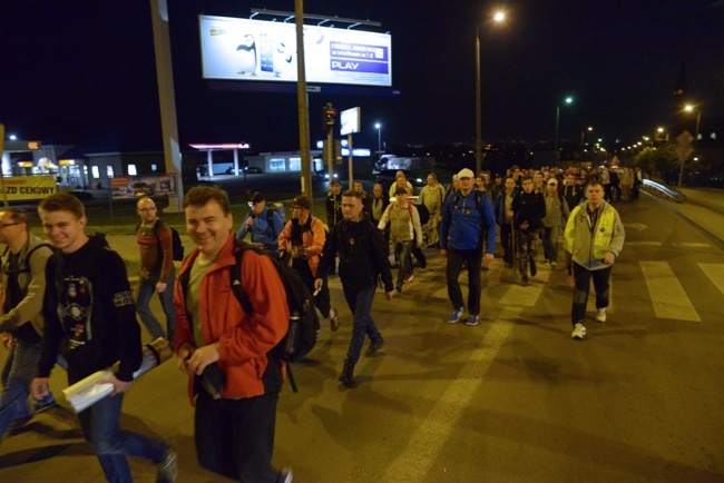 Nocna pielgrzymka mężczyzn z Radomia do Błotnicy