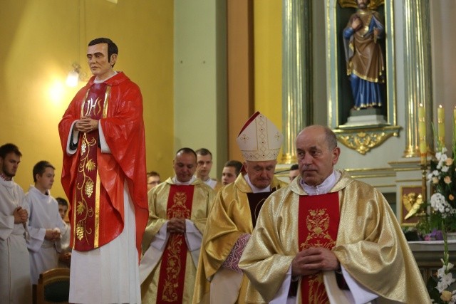 Pobłogosławiona figura bł. ks. Jerzego Popiełuszki została zainstalowana w kościele św. Urbana w Brzeszczach