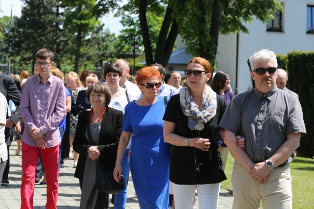 Kard. K. Nycz poświęcił figurę bł. Popiełuszki w Brzeszczach