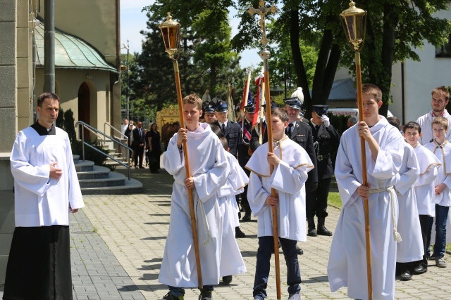 Kard. K. Nycz poświęcił figurę bł. Popiełuszki w Brzeszczach