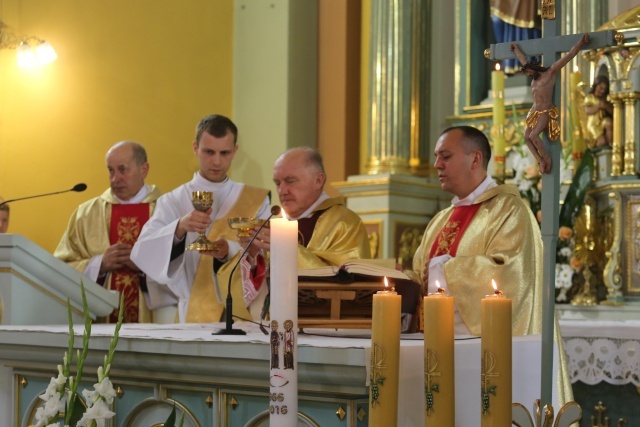 Kard. K. Nycz poświęcił figurę bł. Popiełuszki w Brzeszczach