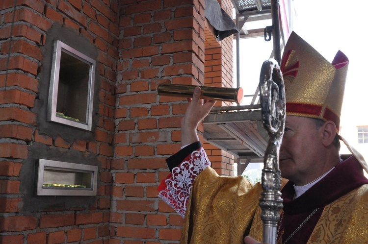 Kamień węgielny w kościele św. Jana Pawła II w Nowym Sączu