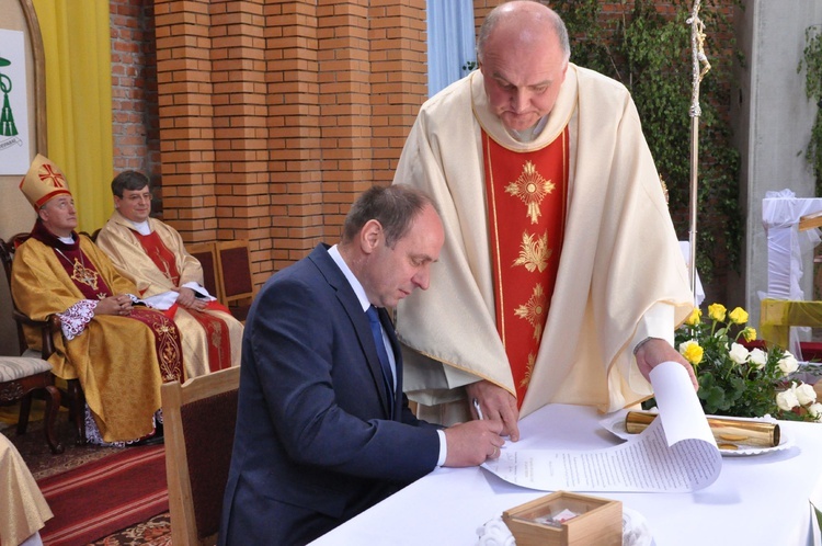 Kamień węgielny w kościele św. Jana Pawła II w Nowym Sączu