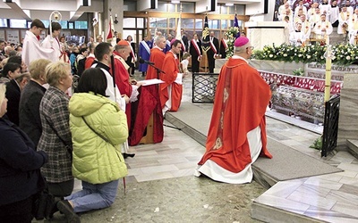 ▲	Na zakończenie Eucharystii biskupi, klęcząc przed trumną z doczesnymi szczątkami męczennika, odmówili litanię do świętego.