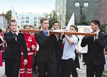 Odpowiedzią młodzieży na peregrynację krzyża i ikony powinien być udział w lipcowym spotkaniu w Krakowie. Na zdjęciu: młodzież z Sierpca przyjmuje krzyż ŚDM we wrześniu ubiegłego roku.