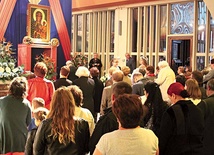 	Mieszkańcy Gostynina czuwają przed obrazem Czarnej Madonny  w czasie doby nawiedzenia w parafii św. Marcina.