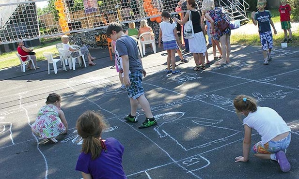 Proste zabawy, np. malowanie kredą po chodniku, to także stare, sprawdzone formy, które uczą sprawności manualnej i kreatywności.
