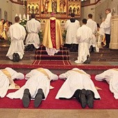 ▼	Diakoni padli  na twarz, by wezwać wstawiennictwa świętych.
