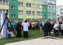 Sceneria na pierwszy rzut oka nie zachęca do modlitwy, ale w trakcie nabożeństwa staje się wręcz piękna.