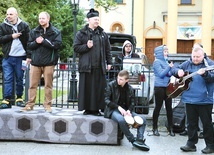 Ewangelizację uliczną poprowadziła Szkoła Nowej Ewangelizacji św. Dobrego Łotra z ks. Sławomirem Płusą.