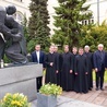 Dziedziniec KUL. Wspólna fotografia po zakończonych obronach prac magisterskich przy pomniku Jana Pawła II.