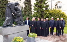 Dziedziniec KUL. Wspólna fotografia po zakończonych obronach prac magisterskich przy pomniku Jana Pawła II.