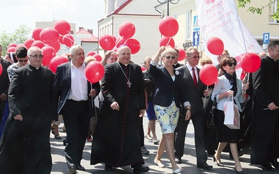 ▲	Po Eucharystii uczestnicy obchodów przemaszerowali ulicami Krasnegostawu do centrum.